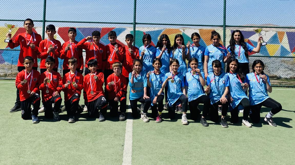 Okulumuz Kız ve Erkek Hokey Takımı Adıyaman'da Düzenlenen Müsabakalarda Madalyalar Kazandı.