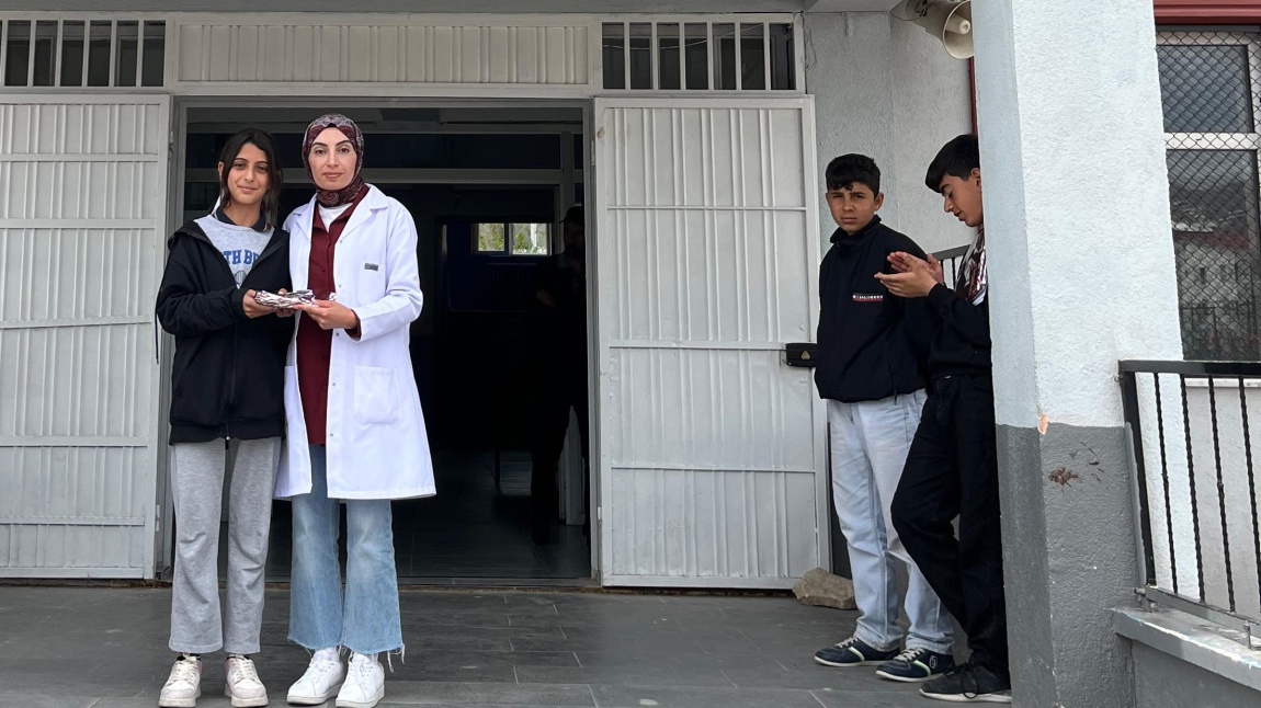OKULUMUZDA AYIN SINIFLARINA VE AYIN ÖĞRENCİLERİNE HEDİYELERİ VERİLDİ